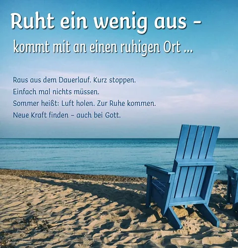 Blauer Holzliegestuhl steht am Strand mit Blick auf das Meer, Spruch "ruht ein wenig aus"