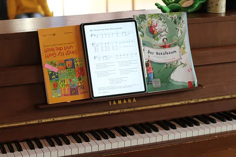 Keyboard geöffnet mit Noten des Kinderchores