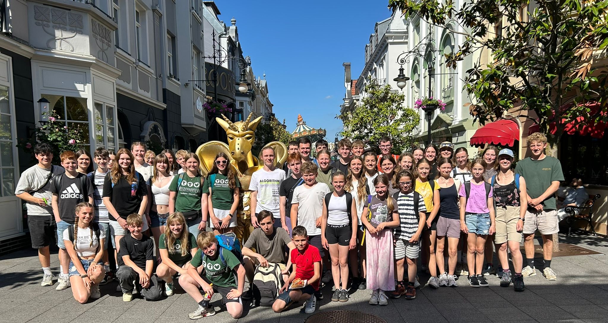 Gruppe von Kindern und Jugendlichen in der Innenstadt Kölns.