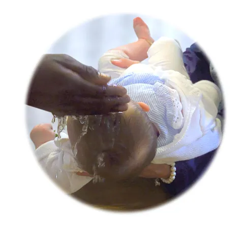 Hand des Priesters gibt Wasser über den Kopf des Täuflings