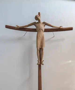 Kreuz im Altarraum in St. Josef, Niedermittlau