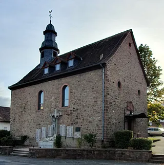 Alte Kirche in Altenmittlau mit Ehrenmal