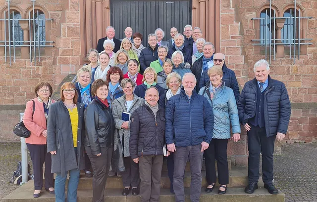 Kirchenchor Freigericht Bernbach, Gruppenbild vor der Kirche St. Bartholomäus, Bernbach