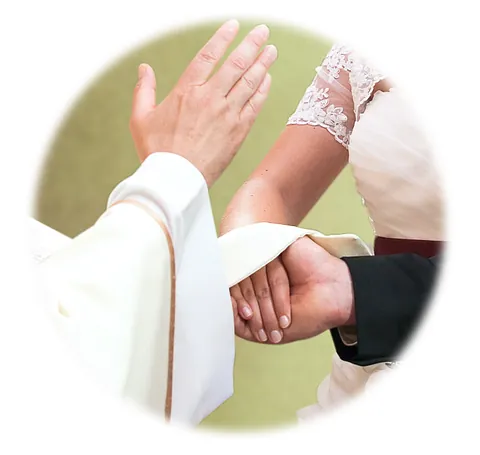 Der Priester segnet das Eheversprechen des Brautpaares
