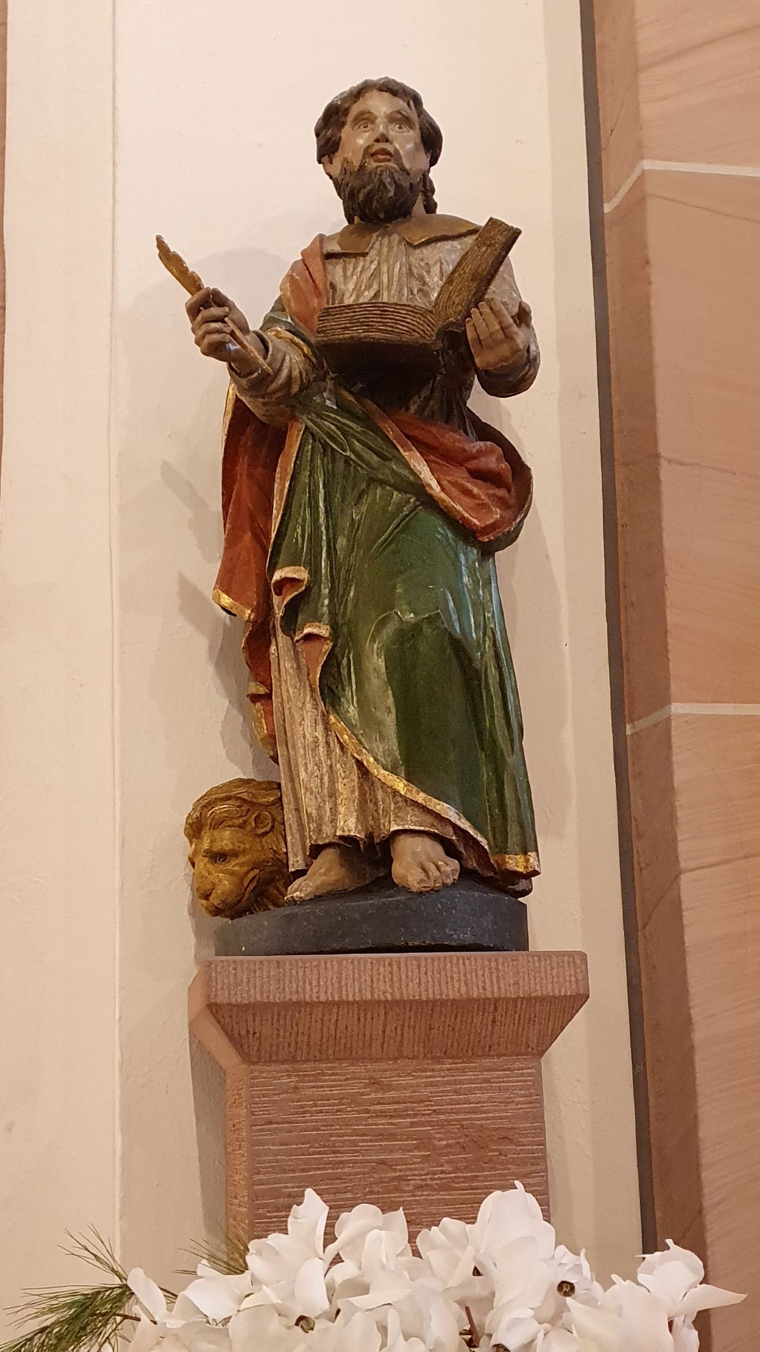 Statue des Hl. Markus mit Buch und Feder in der Hand, zu Füßen ein Löwe