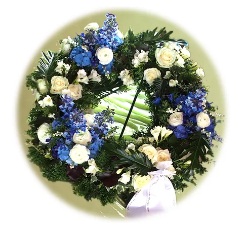 Trauerkranz mit weißen und blauen Blumen