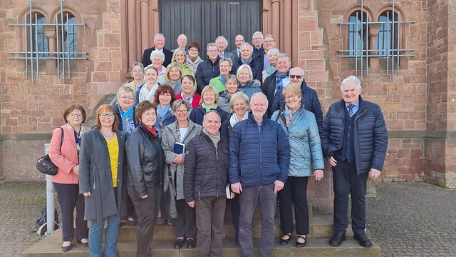Kirchenchor Freigericht Bernbach, Gruppenbild vor der Kirche St. Bartholomäus, Bernbach