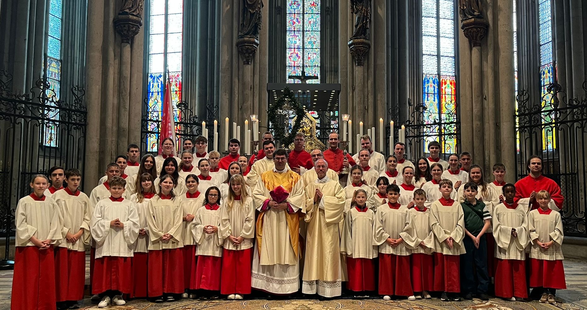 Ministrantinnen und Ministranten im Kölner Dom